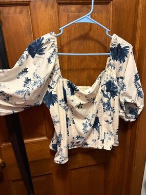 Women’s puff sleeve top